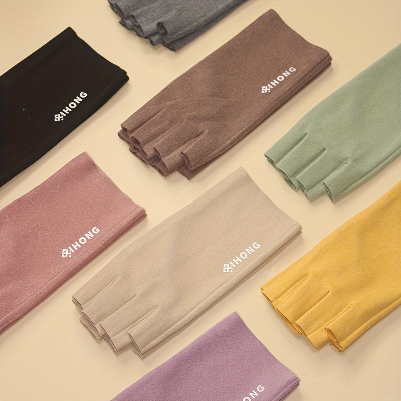 Gants -doigts pour femmes pour l'utilisation en hiver, conçus pour fins et chauds, faits en tissu thermique, adaptés pour le clavardage sur écran tactile.
Gants -doigts pour femmes pour l'utilisation en hiver, conçus pour fins et chauds, faits en tissu thermique, adaptés pour le clavardage sur écran tactile.