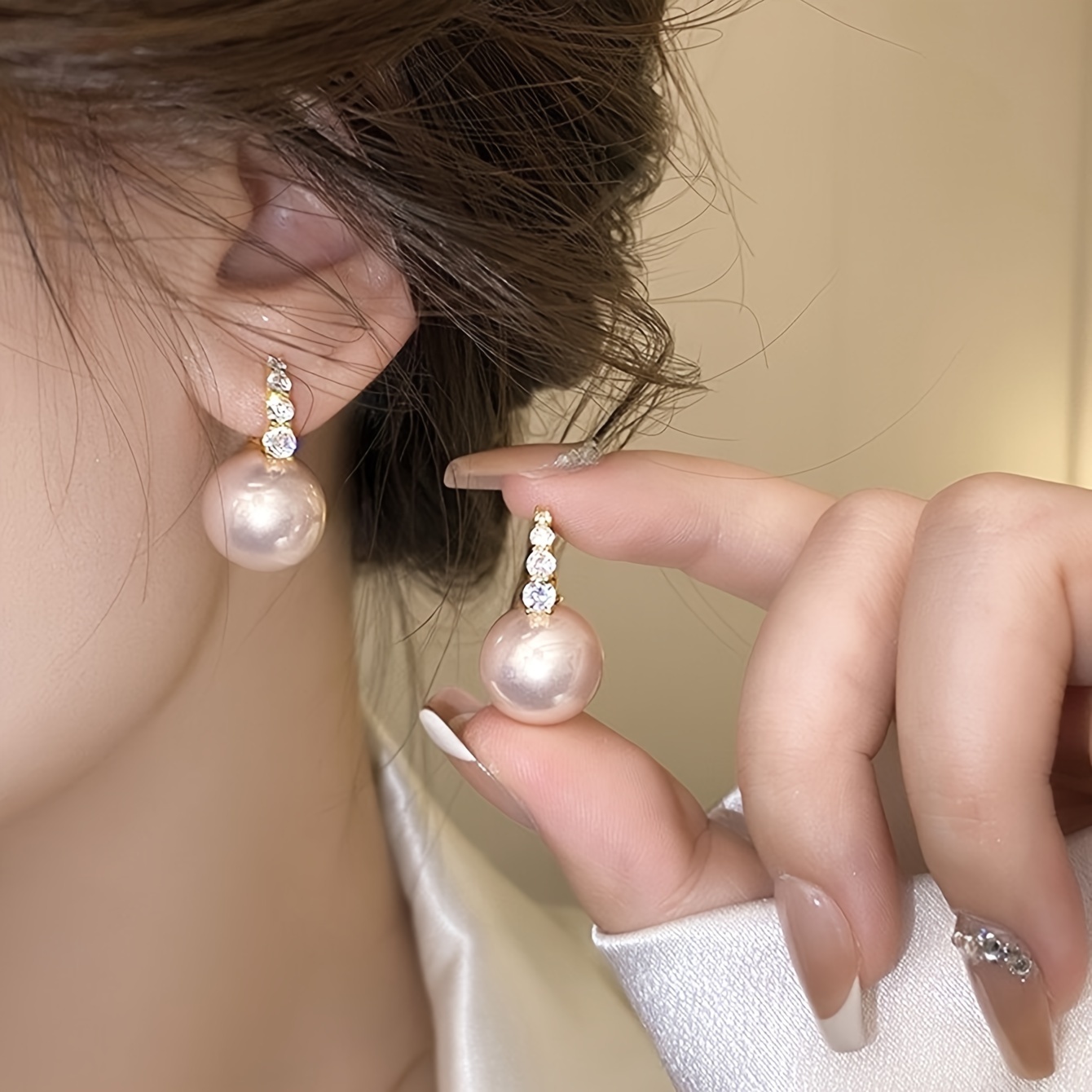 Delicate Hoop Earrings Copper Jewelry With Imitation Pearl Design Vintage Elegant Style Female Party Earrings
Delicate Hoop Earrings Copper Jewelry With Imitation Pearl Design Vintage Elegant Style Female Party Earrings