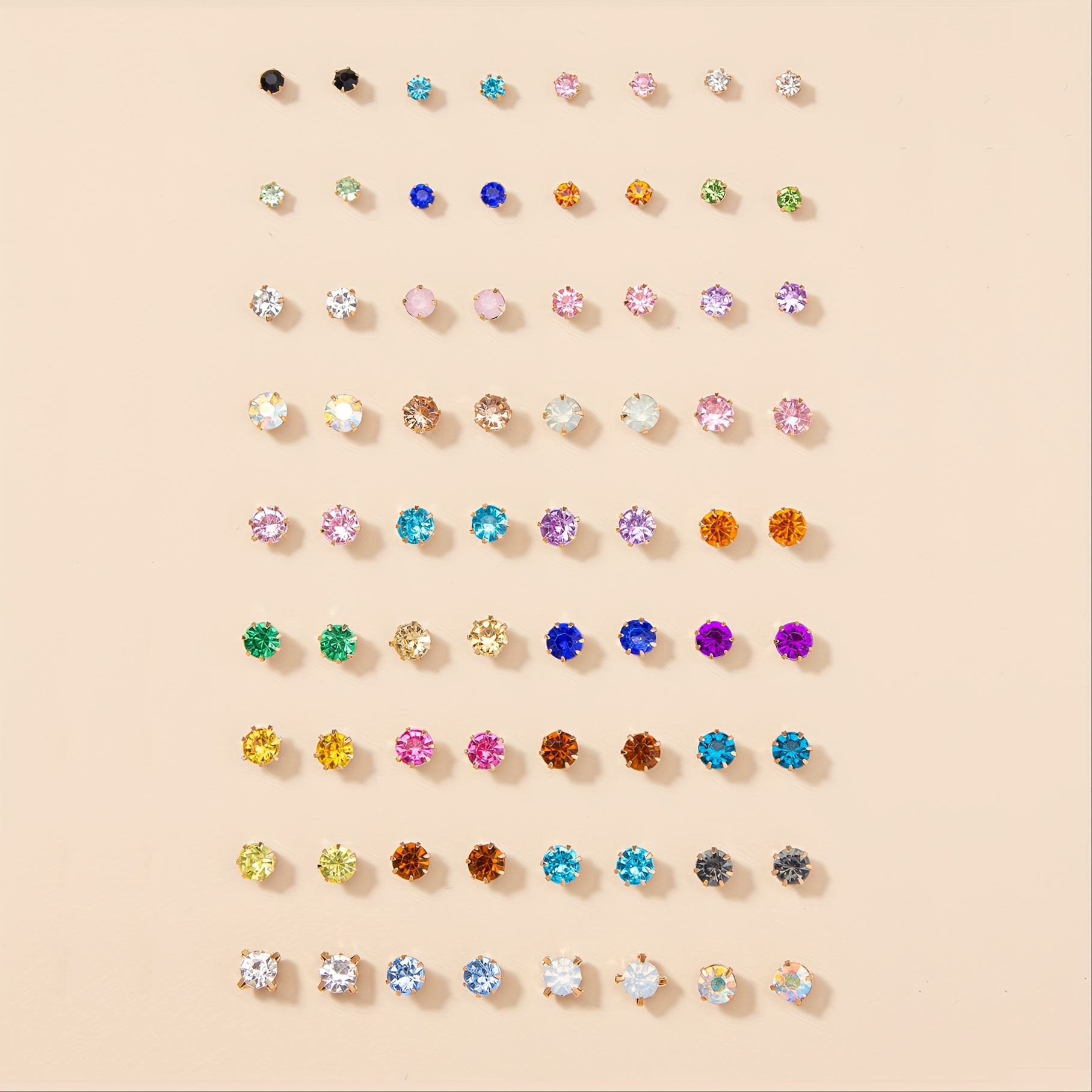 Un ensemble de 36 paires de boucles d'oreilles en cristal coloré, au design élégant et , adaptées à un et cadeau , avec un présentoir à boucles d'oreilles.
Un ensemble de 36 paires de boucles d'oreilles en cristal coloré, au design élégant et , adaptées à un et cadeau , avec un présentoir à boucles d'oreilles.