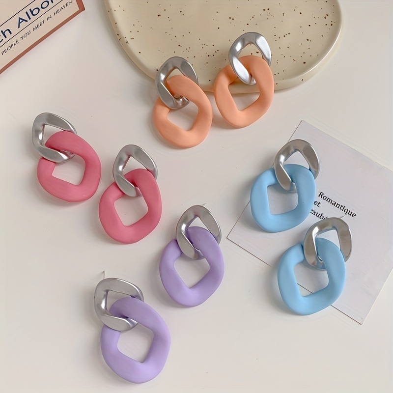 A Pair Of Exaggerated Geometric Earrings From South Korea, With A Trendy And High-end Jelly Color, Popular Among Women.
A Pair Of Exaggerated Geometric Earrings From South Korea, With A Trendy And High-end Jelly Color, Popular Among Women.
