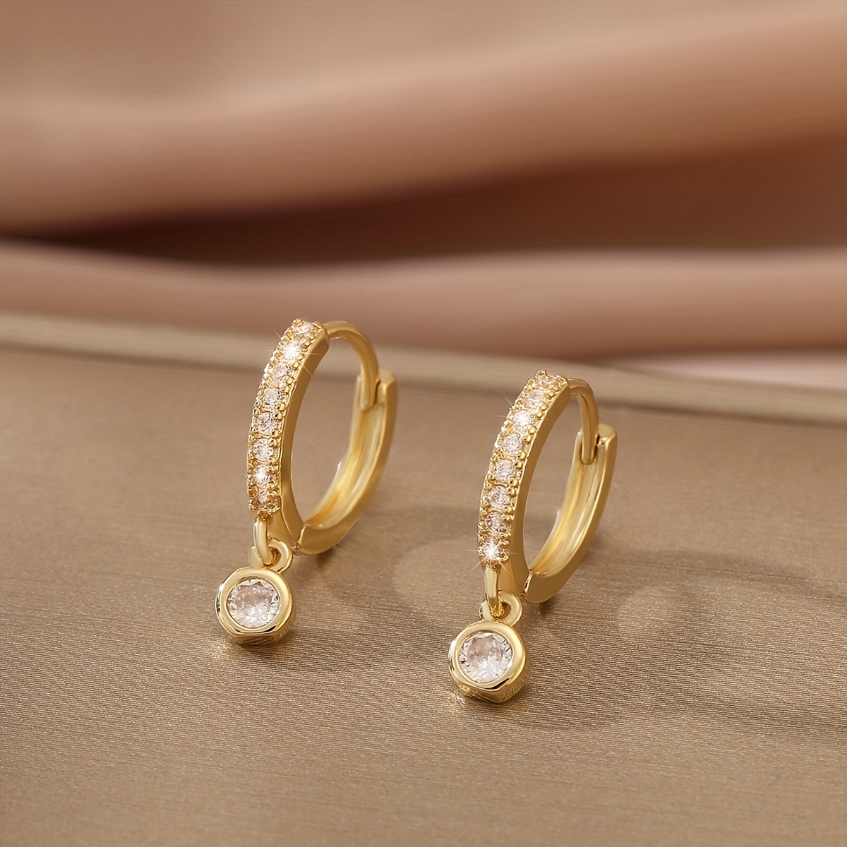 Créoles rondes brillantes en zircone avec décor en or, style rétro de luxe, bijoux en cuivre, cadeau tendance pour femme, usage quotidien et décontracté.
Créoles rondes brillantes en zircone avec décor en or, style rétro de luxe, bijoux en cuivre, cadeau tendance pour femme, usage quotidien et décontracté.