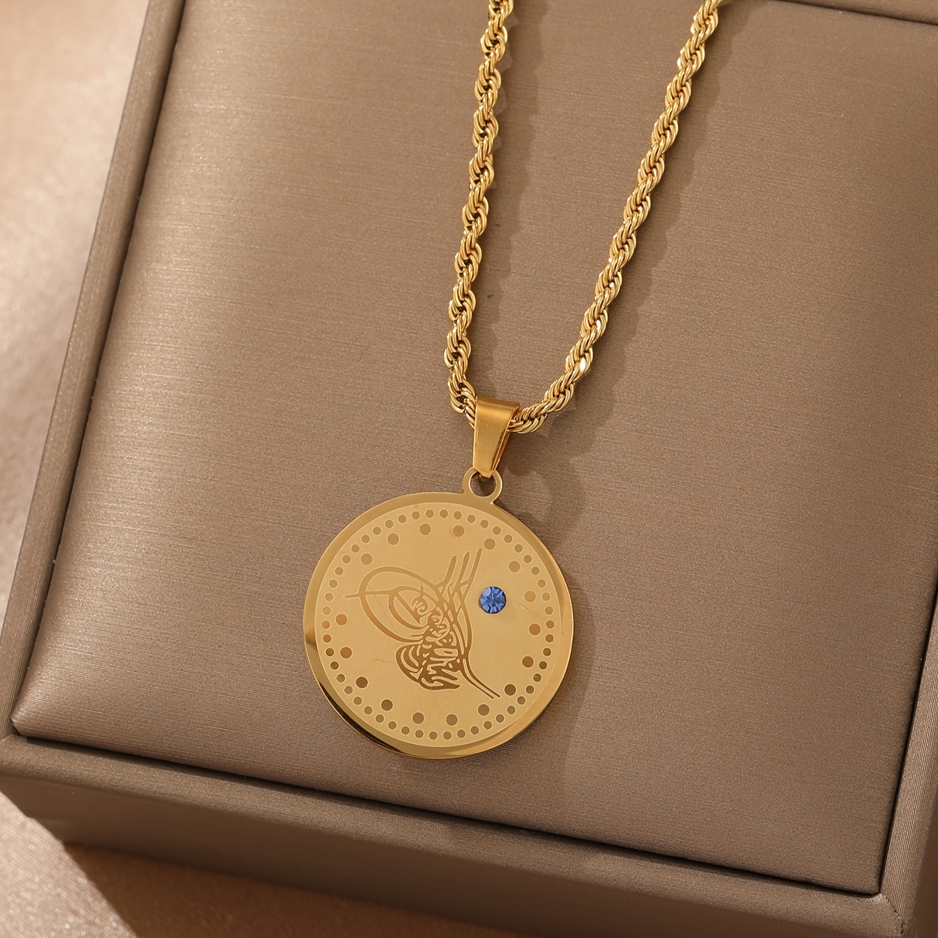 1pc Blue Rhinestone Decor Stainless Steel Pendant Necklace For Couple And Casual Street Style
1pc Blue Rhinestone Decor Stainless Steel Pendant Necklace For Couple And Casual Street Style