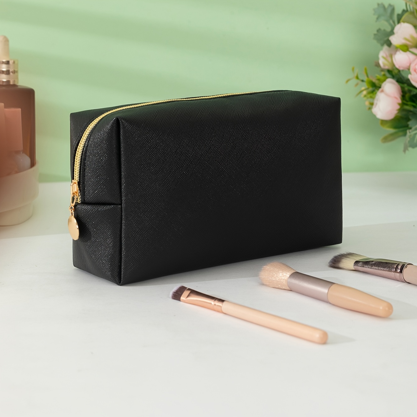 Sac de maquillage noir, trousse de toilette à fermeture éclair pour voyage, organisateur de toilette polyvalent en PU imperméable pour femmes et hommes cadeau
Sac de maquillage noir, trousse de toilette à fermeture éclair pour voyage, organisateur de toilette polyvalent en PU imperméable pour femmes et hommes cadeau