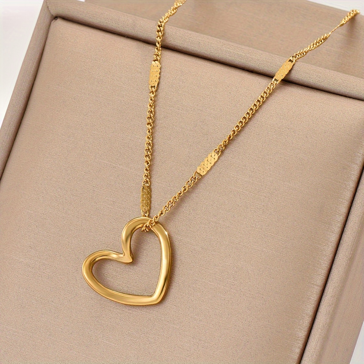1pc Stainless Steel Butterfly Hollow Heart Necklace, Temperament Trendy Necklace For Men Women Couple, Street Hip Hop Casual Party Versatile Necklace
1pc Stainless Steel Butterfly Hollow Heart Necklace, Temperament Trendy Necklace For Men Women Couple, Street Hip Hop Casual Party Versatile Necklace