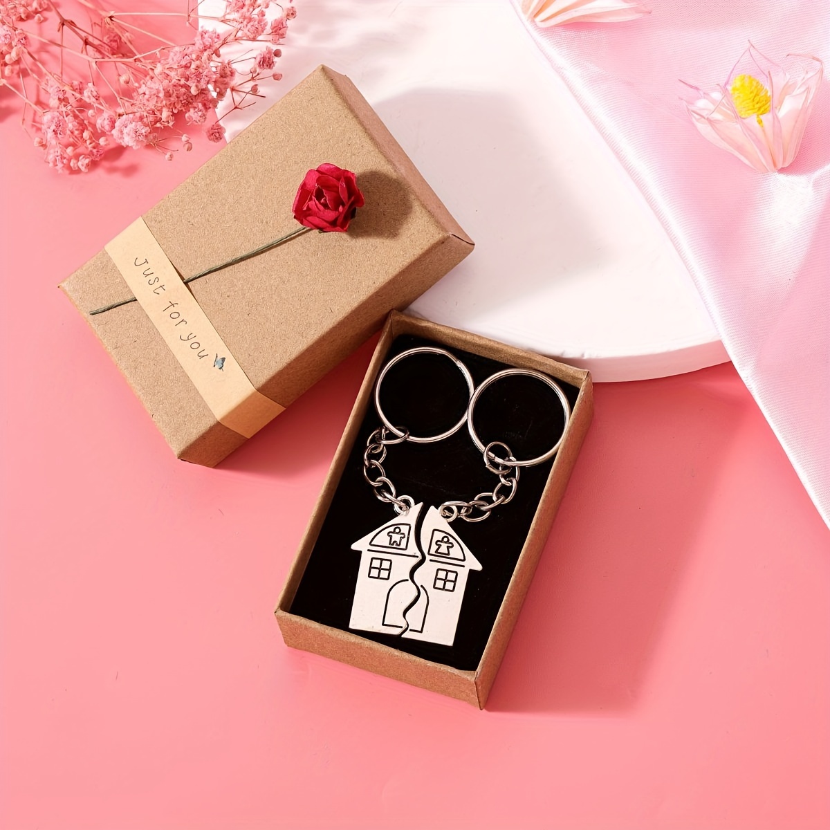 2pcs/set Matching House Keychain Creative Alloy Key Chain Ring Valentine's Day Couples Gift, With Gift Box
2pcs/set Matching House Keychain Creative Alloy Key Chain Ring Valentine's Day Couples Gift, With Gift Box