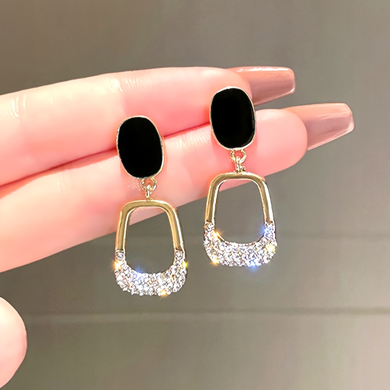 Hollow Geometric Shape Shiny Rhinestone Decor Dangle Earrings Retro Elegant Style Alloy Jewelry Delicate Female Gift
Hollow Geometric Shape Shiny Rhinestone Decor Dangle Earrings Retro Elegant Style Alloy Jewelry Delicate Female Gift
