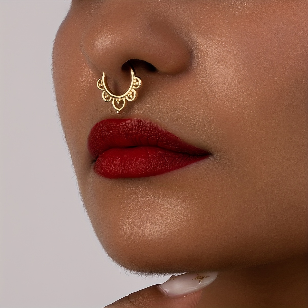 Bijou de nez factice avec un design de dentelle florale de style vintage qui au
Bijou de nez factice avec un design de dentelle florale de style vintage qui au