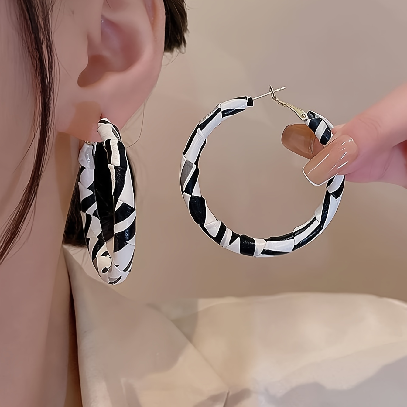 Creative Pu Leather With Cow Color Print Design Hoop Earrings Elegant Vintage Style For Women Autumn Winter Earrings
Creative Pu Leather With Cow Color Print Design Hoop Earrings Elegant Vintage Style For Women Autumn Winter Earrings