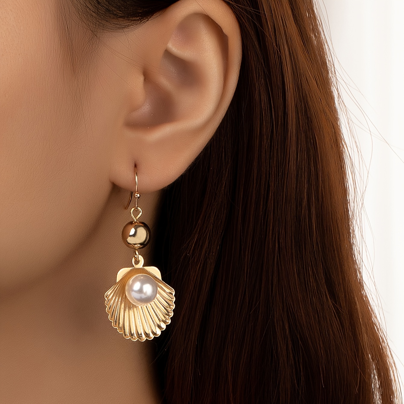 Une paire de boucles d'oreilles en perles de coquillage de style plage , adaptées à quotidienne des femmes.
Une paire de boucles d'oreilles en perles de coquillage de style plage , adaptées à quotidienne des femmes.