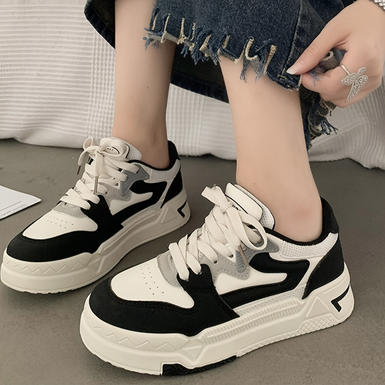 Women's Slip-on Casual Sports Shoes In Black And White, Featuring A Non-slip Rubber Sole, Lightweight And Dirt-resistant Skateboard Shoes.
Women's Slip-on Casual Sports Shoes In Black And White, Featuring A Non-slip Rubber Sole, Lightweight And Dirt-resistant Skateboard Shoes.