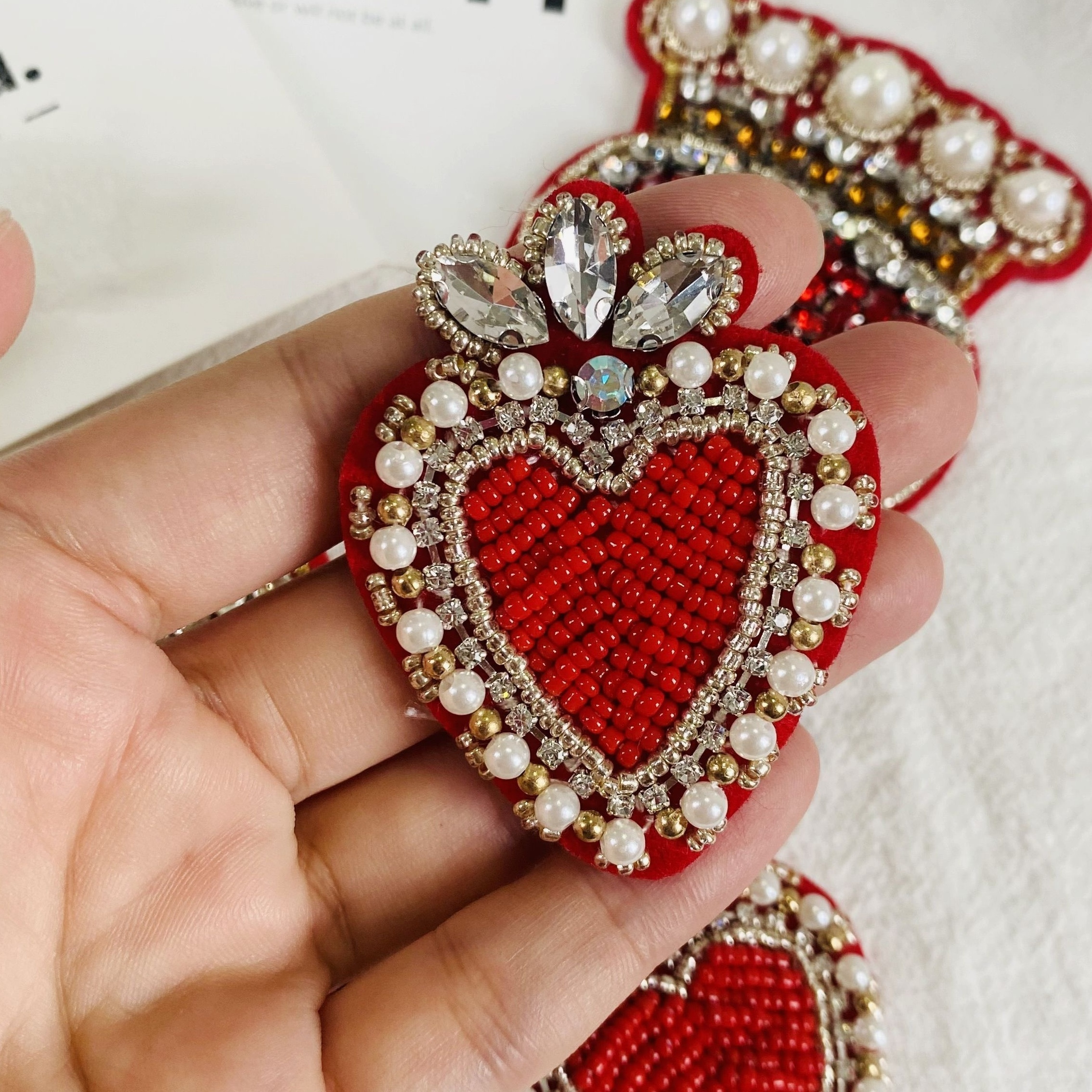Handmade Red Love Heart Bead Cloth Sticker With Pearl And Rhinestone Embellishments - Perfect For Clothing And Bag Decorations
Handmade Red Love Heart Bead Cloth Sticker With Pearl And Rhinestone Embellishments - Perfect For Clothing And Bag Decorations