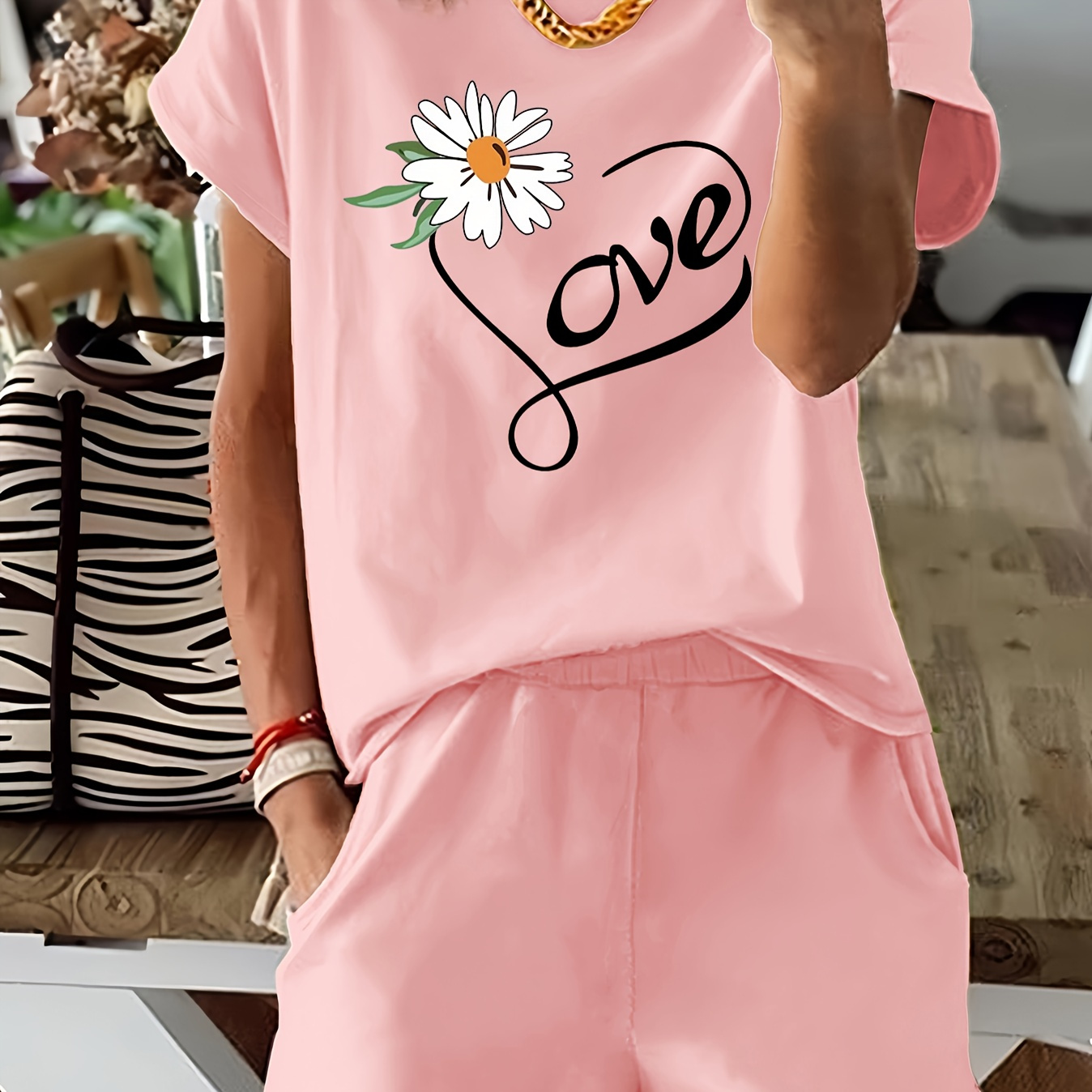 Chic & Floral Print Women's Casual Outfit - Soft Polyester T-shirt & Shorts Set, Waistband, Machine Washable - Spring/summer
Chic & Floral Print Women's Casual Outfit - Soft Polyester T-shirt & Shorts Set, Waistband, Machine Washable - Spring/summer