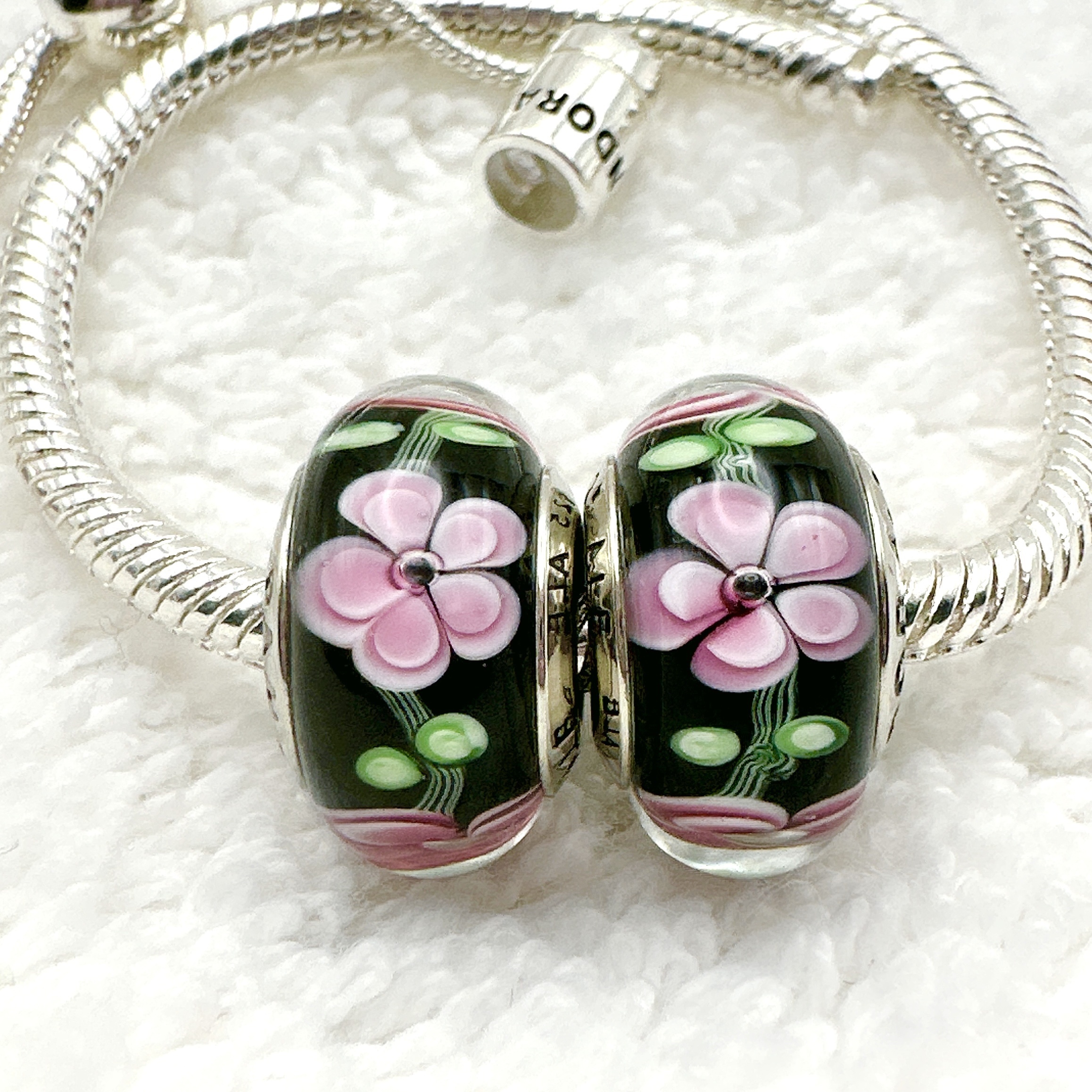 2pcs Pink Black Rose Flower Silver Glass Charm Bead Flower Murano Glass Charms Murano Bead Beaded Charms Fit Pandora S925 Bracelet Necklace Pendant Dly Beads For Women Jewelry Making
2pcs Pink Black Rose Flower Silver Glass Charm Bead Flower Murano Glass Charms Murano Bead Beaded Charms Fit Pandora S925 Bracelet Necklace Pendant Dly Beads For Women Jewelry Making