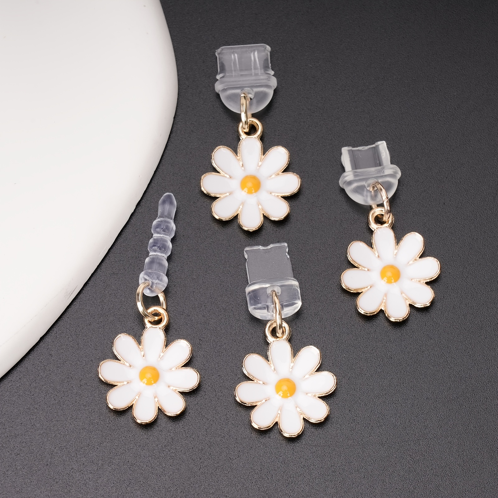 Un petit pendentif en de marguerite blanche pour embellir le port de charge de votre iPhone/Type-C/téléphone .
Un petit pendentif en de marguerite blanche pour embellir le port de charge de votre iPhone/Type-C/téléphone .