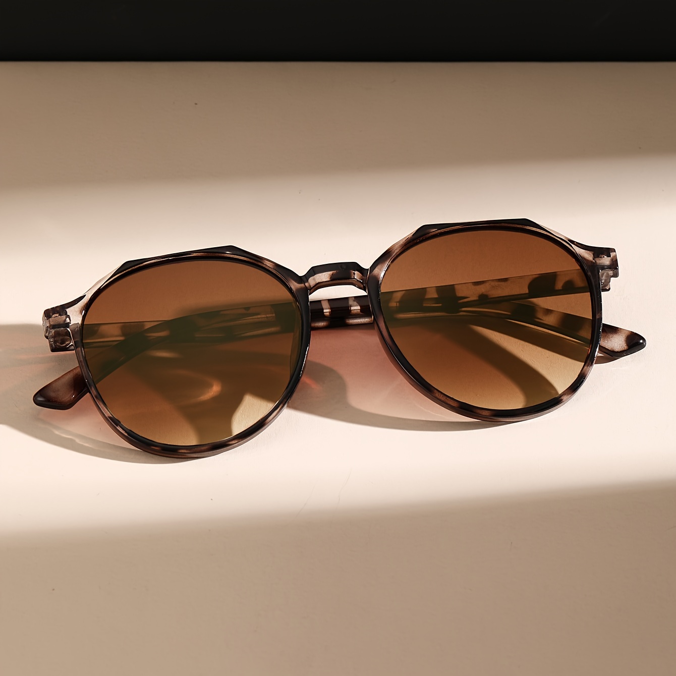 Women Trady Geometric Frame Glasses Vintage Fashion Eyewear For Daily Or Travel Beach
Women Trady Geometric Frame Glasses Vintage Fashion Eyewear For Daily Or Travel Beach