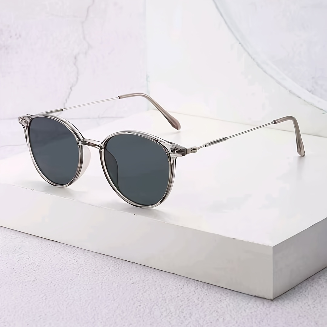 Une paire de lunettes rondes élégantes pour hommes, parfaites pour les accessoires de plage, et adaptées aux pulls, vestes, sweats à capuche, pantalons en cuir et pantalons cargo.
Une paire de lunettes rondes élégantes pour hommes, parfaites pour les accessoires de plage, et adaptées aux pulls, vestes, sweats à capuche, pantalons en cuir et pantalons cargo.