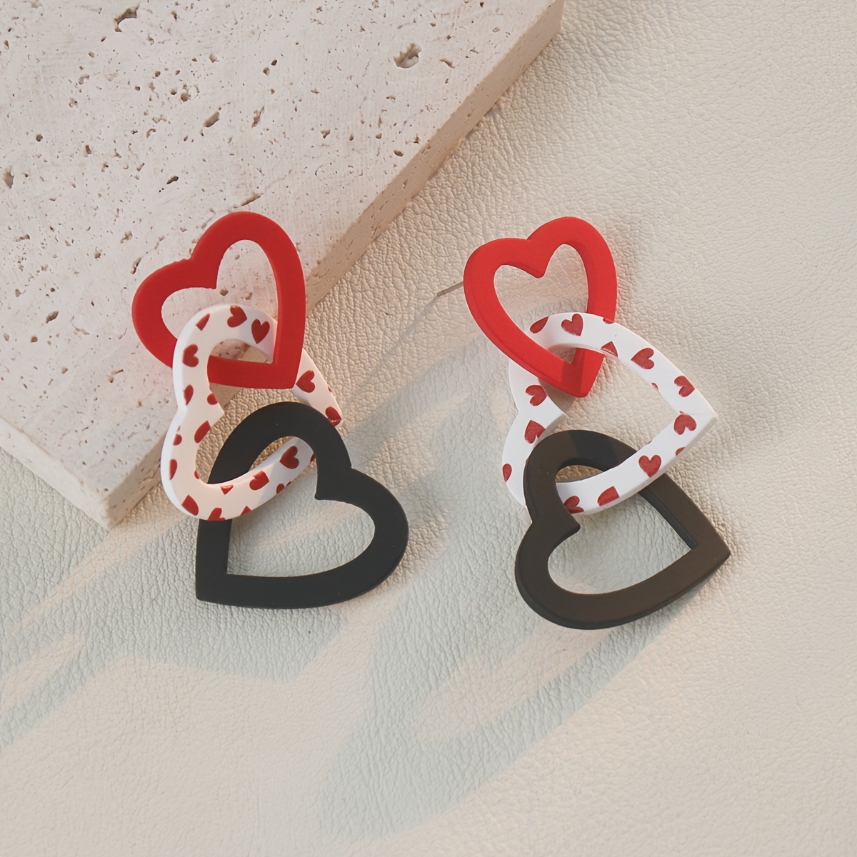 Valentine's Day 1 Pair Hollow Love Hanging Women's Pendant Earrings With Clay Texture Party Retro Elegant And Cute Holiday Gift
Valentine's Day 1 Pair Hollow Love Hanging Women's Pendant Earrings With Clay Texture Party Retro Elegant And Cute Holiday Gift