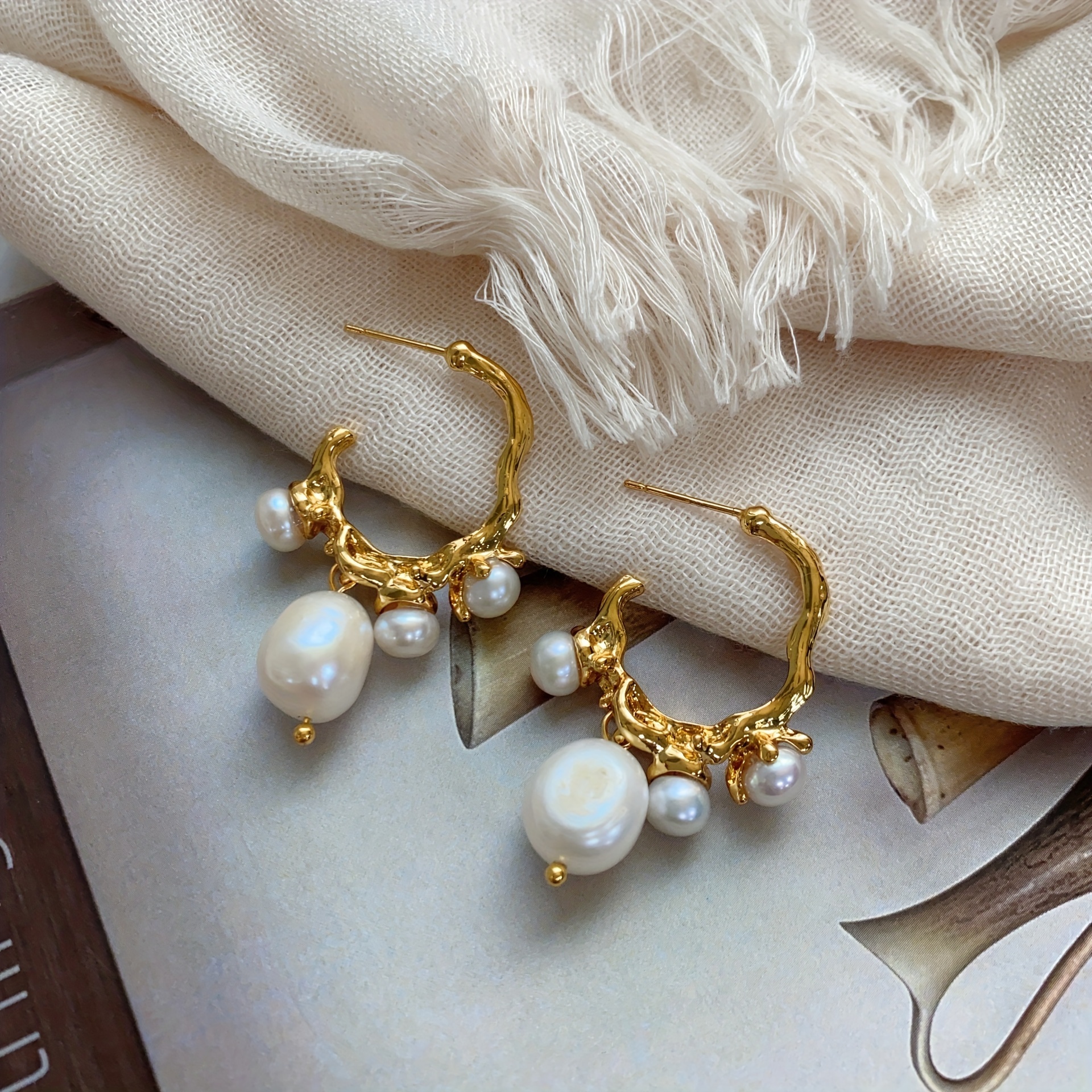A Pair Of Luxurious -style Earrings For Women, Featuring Lava Pearls And Golden Tassels, Perfect As Party Accessories Or Gifts .
A Pair Of Luxurious -style Earrings For Women, Featuring Lava Pearls And Golden Tassels, Perfect As Party Accessories Or Gifts .