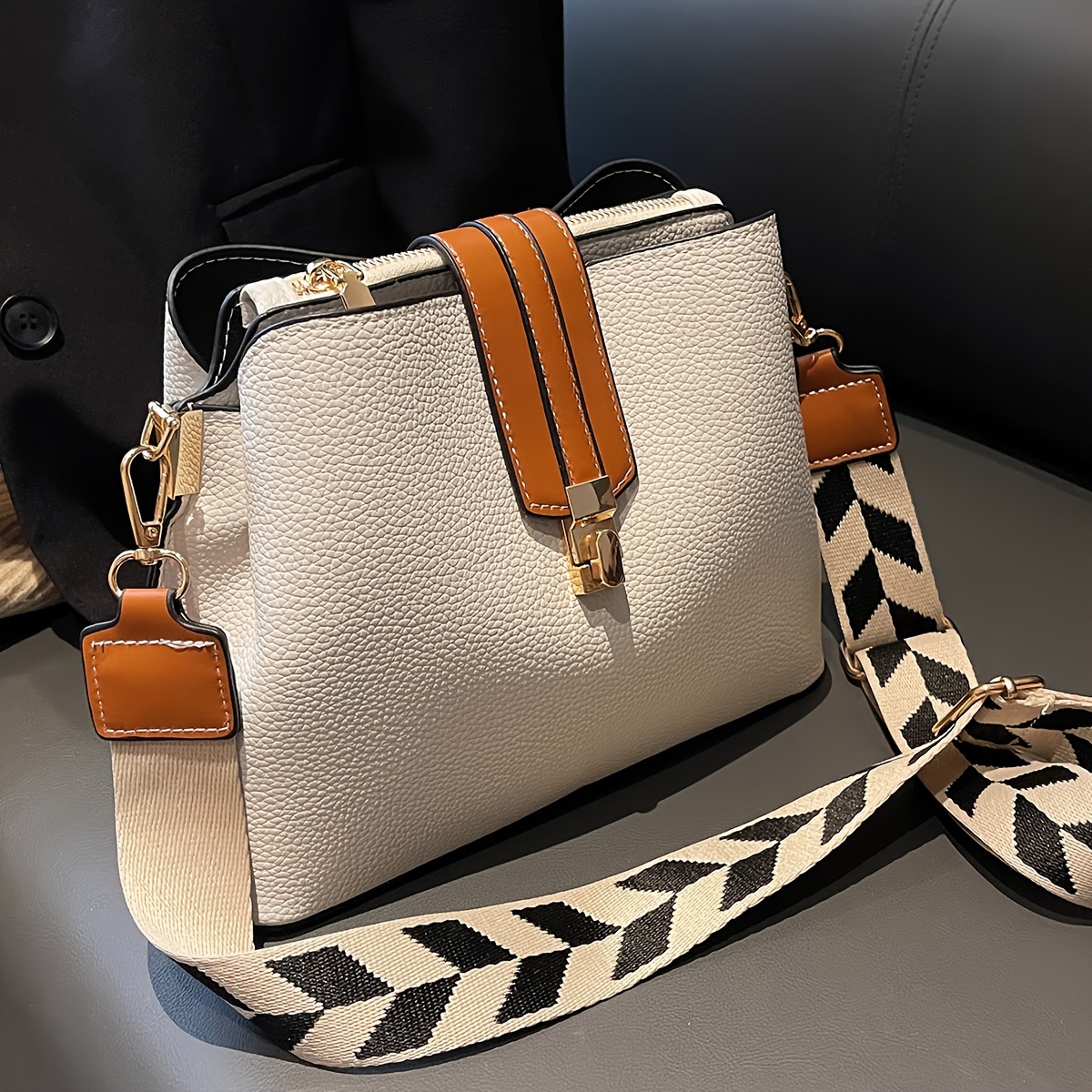 Sac bandoulière en grain de litchi de haute qualité pour et l'hiver, design de coloris atmosphérique de la minoritaire, sac à bandoulière simple, décontracté et élégant pour au
Sac bandoulière en grain de litchi de haute qualité pour et l'hiver, design de coloris atmosphérique de la minoritaire, sac à bandoulière simple, décontracté et élégant pour au