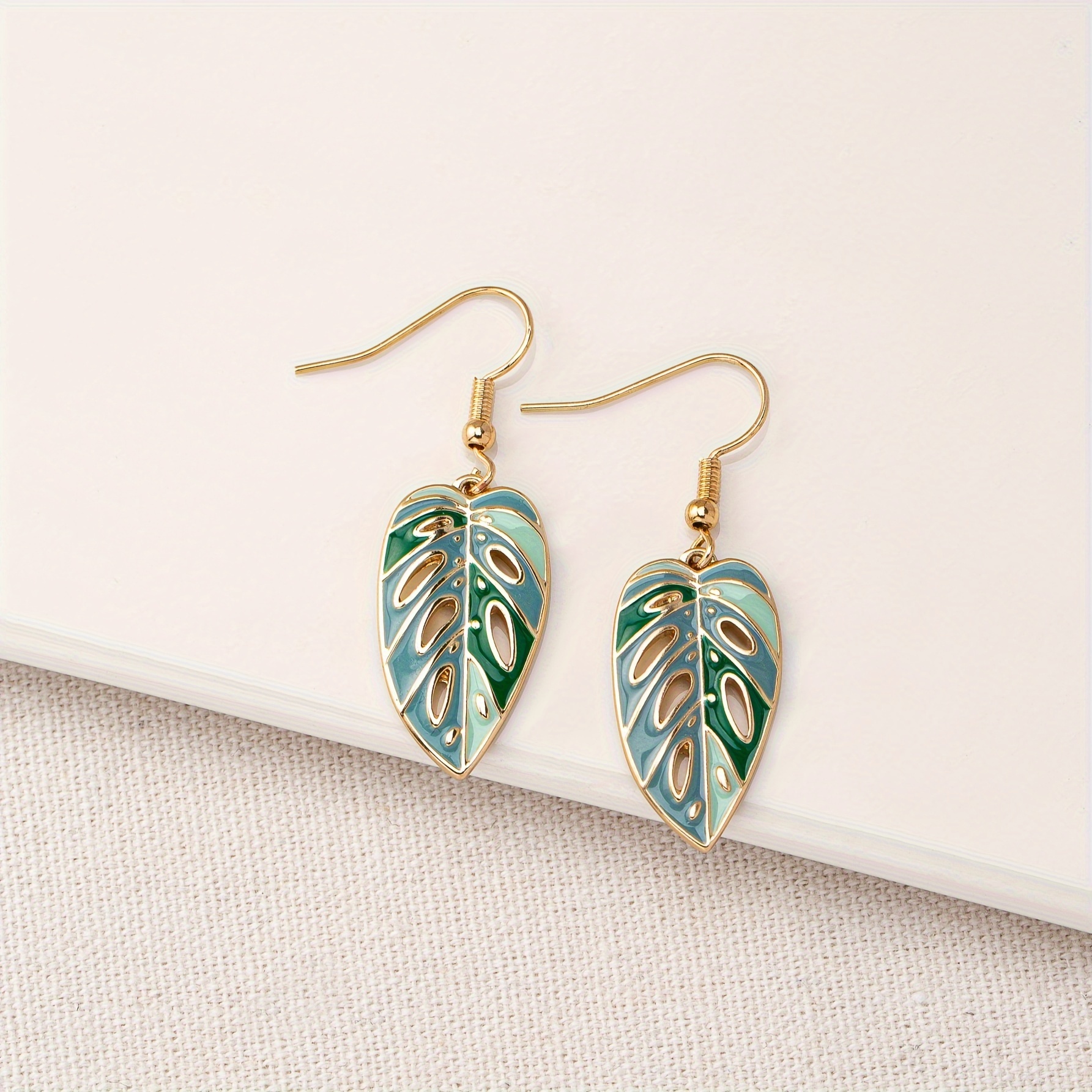 Boucles d'oreilles pendantes bohèmes rétro à feuilles ajourées, boucles d'oreilles tendance pour femmes en vacances
Boucles d'oreilles pendantes bohèmes rétro à feuilles ajourées, boucles d'oreilles tendance pour femmes en vacances