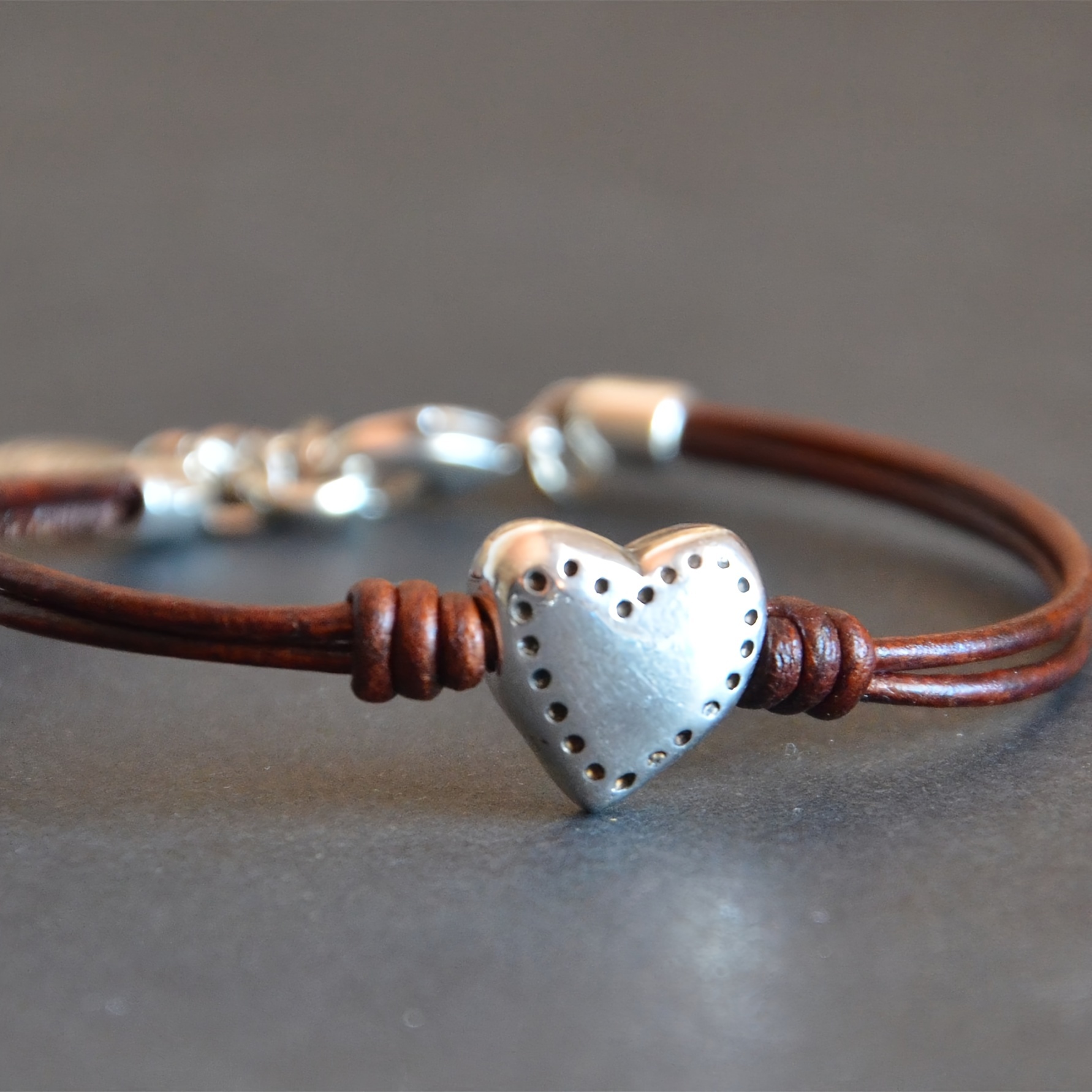 Bohemian-style Golden Heart-shaped Leather Rope Fashion Bracelet Creative Simple Ladies Bracelet Party Gift
Bohemian-style Golden Heart-shaped Leather Rope Fashion Bracelet Creative Simple Ladies Bracelet Party Gift