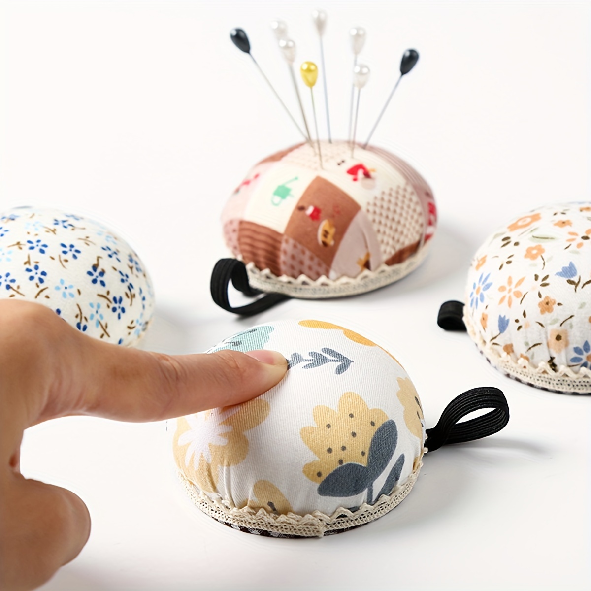 1pc Handcrafted Sewing Pin Cushion, Cotton Fabric Wrist Pin Holder, Round Patchwork Needle Pad With Band For Insertion And Storage
1pc Handcrafted Sewing Pin Cushion, Cotton Fabric Wrist Pin Holder, Round Patchwork Needle Pad With Band For Insertion And Storage