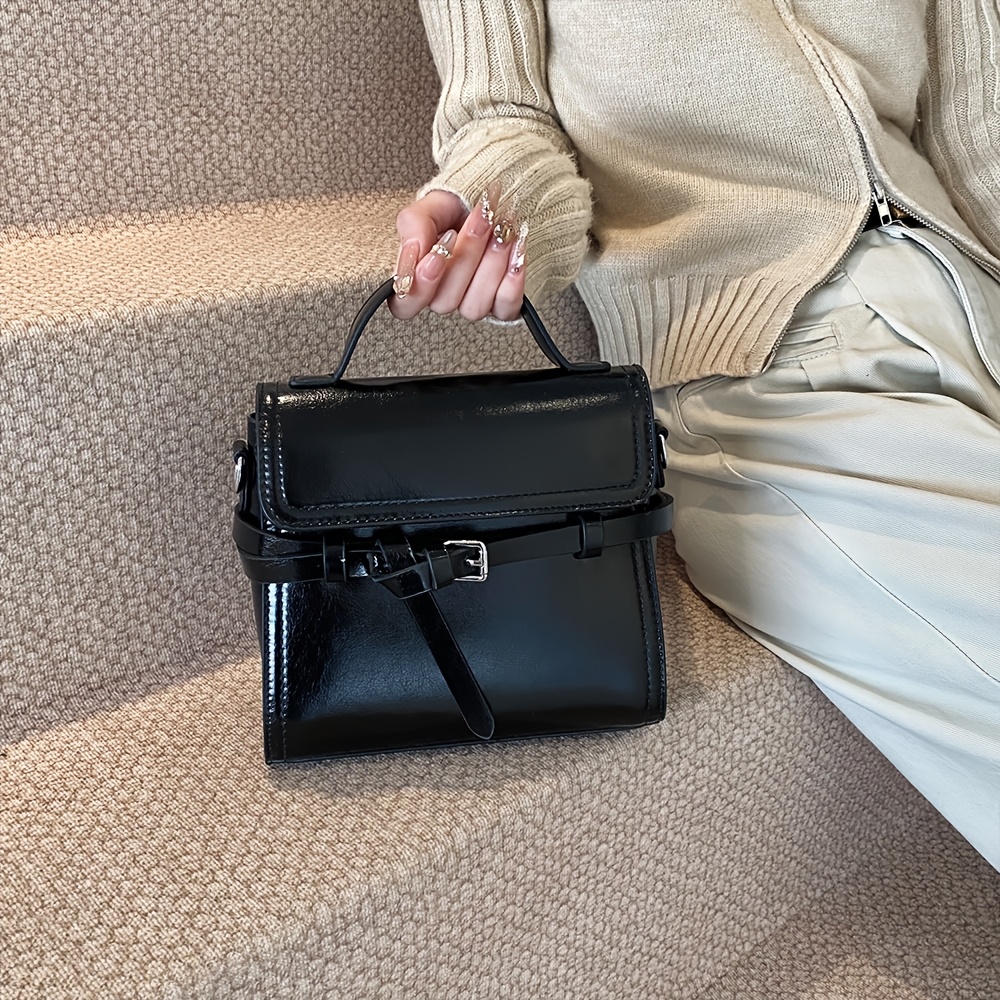 Chic Vintage-inspired Women's Crossbody Bag - Square Handbag With Adjustable Strap, Leather
Chic Vintage-inspired Women's Crossbody Bag - Square Handbag With Adjustable Strap, Leather