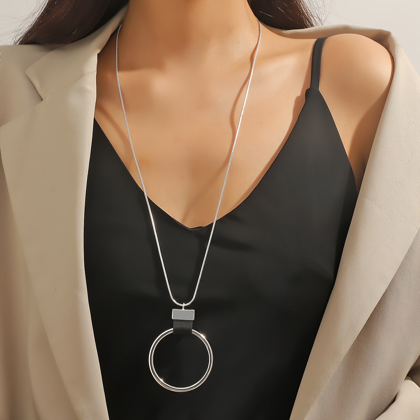 Personality Round Leather Pendant Ladies Necklace Suitable For Party Daily Wear Sweater Chain
Personality Round Leather Pendant Ladies Necklace Suitable For Party Daily Wear Sweater Chain
