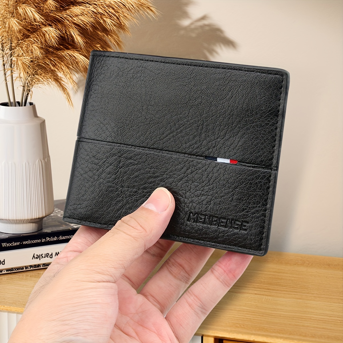 Portefeuille Bi-Fold Homme MENBENSE en Similicuir Noir Élégant avec Porte-Monnaie, Plusieurs Fentes pour Cartes - Accessoire Idéal pour Tous & Cadeau, Petit Portefeuille
Portefeuille Bi-Fold Homme MENBENSE en Similicuir Noir Élégant avec Porte-Monnaie, Plusieurs Fentes pour Cartes - Accessoire Idéal pour Tous & Cadeau, Petit Portefeuille