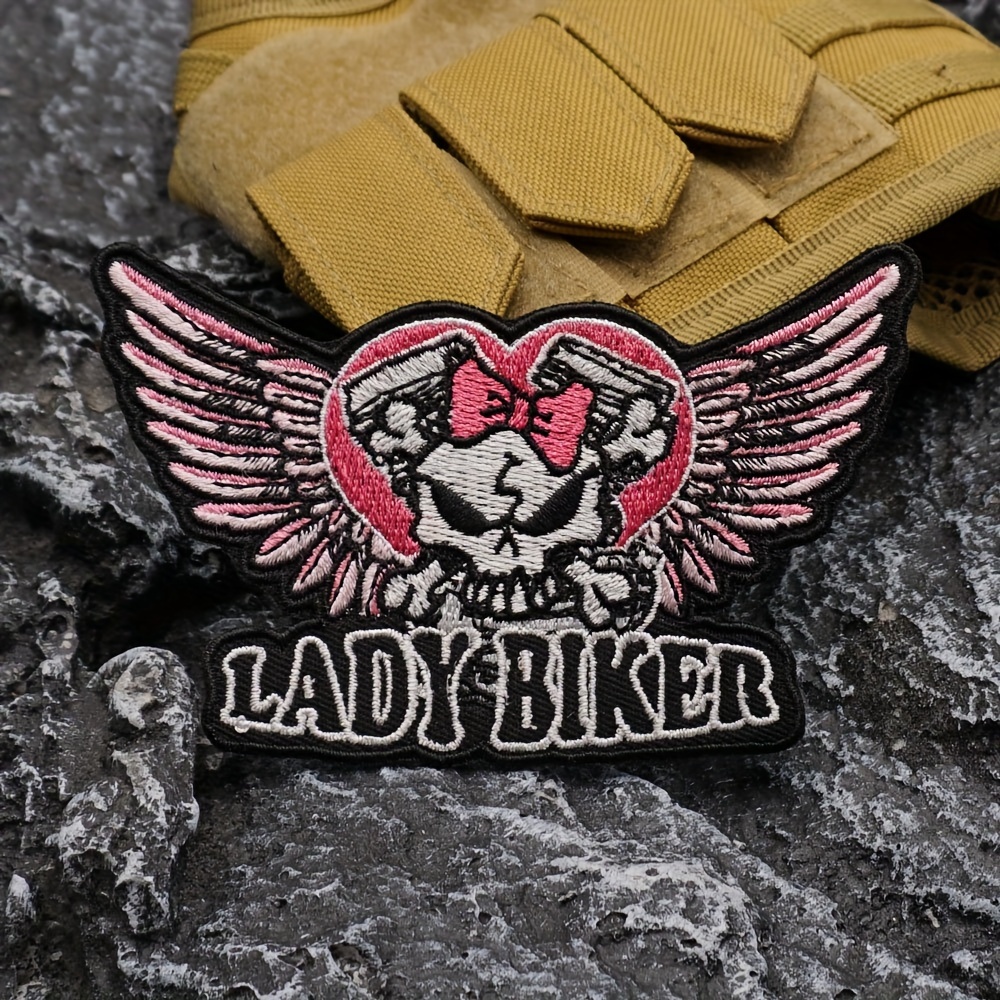 1pc "" Embroidered Iron-on Patch, Motorcycle Club Badge, Sewing & Knitting Accessory, Art Craft, White/black/bright Pink, For Denim Jackets & Vest Decor
1pc "" Embroidered Iron-on Patch, Motorcycle Club Badge, Sewing & Knitting Accessory, Art Craft, White/black/bright Pink, For Denim Jackets & Vest Decor
