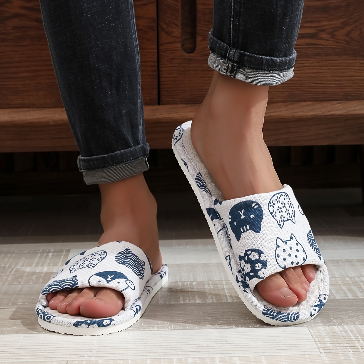 Casual Cartoon Cat Print Linen Slippers Unisex All-season Indoor Slip-on Home Shoes With Anti-slip Eva Sole And Comfort Fabric Inner
Casual Cartoon Cat Print Linen Slippers Unisex All-season Indoor Slip-on Home Shoes With Anti-slip Eva Sole And Comfort Fabric Inner