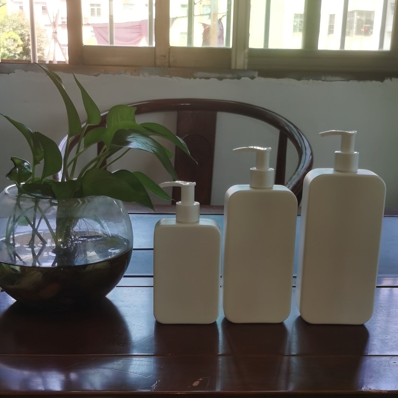 1pc White Square Press Pump Bottle, 250ml Pe Body Lotion, 350ml Shampoo, 500ml Body Wash, Unscented Plastic Dispenser For Bathroom, Ideal Christmas & New Year Gift
1pc White Square Press Pump Bottle, 250ml Pe Body Lotion, 350ml Shampoo, 500ml Body Wash, Unscented Plastic Dispenser For Bathroom, Ideal Christmas & New Year Gift