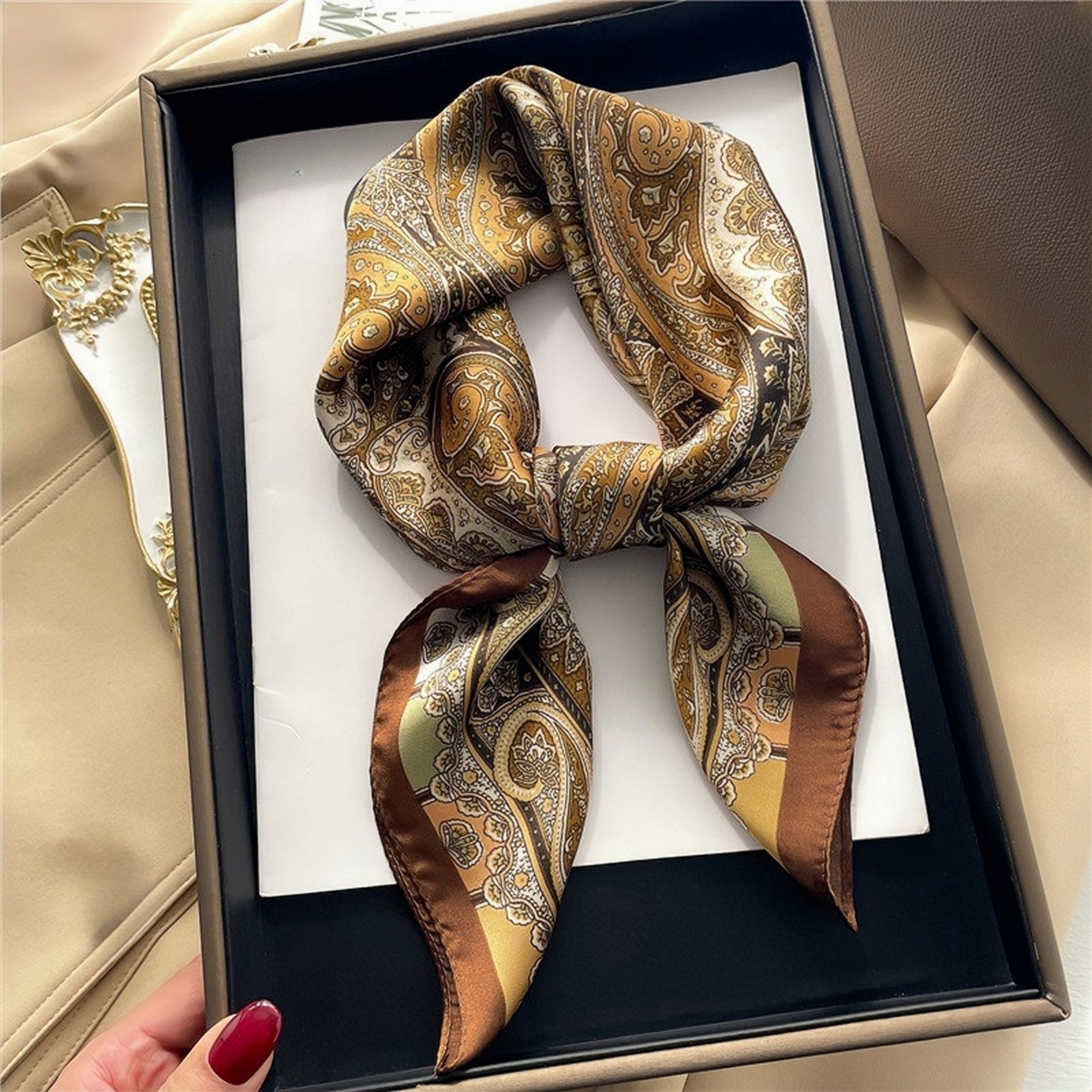 1pc Vintage Print Satin Square Scarf, 100% Polyester, Soft & Silky, Fashionable All-, Lightweight, Decorative, Windproof & , Casual Weekend Accessory, Hand Washable - 102gsm
1pc Vintage Print Satin Square Scarf, 100% Polyester, Soft & Silky, Fashionable All-, Lightweight, Decorative, Windproof & , Casual Weekend Accessory, Hand Washable - 102gsm