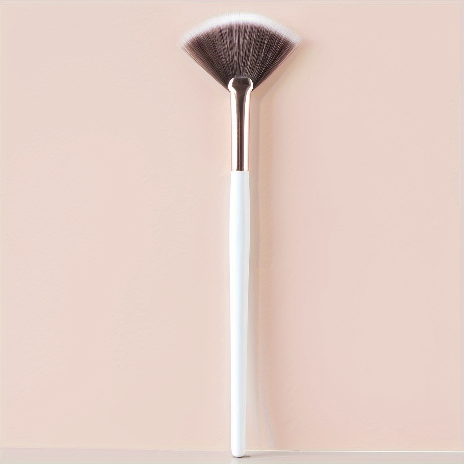 Fan Brush Professional Highlighter Brush Soft Synthetic Makeup Brush For Face Highlighting, Buffing And Blending With Powder Cream Cosmetics Blusher Highlighter Applicator
Fan Brush Professional Highlighter Brush Soft Synthetic Makeup Brush For Face Highlighting, Buffing And Blending With Powder Cream Cosmetics Blusher Highlighter Applicator