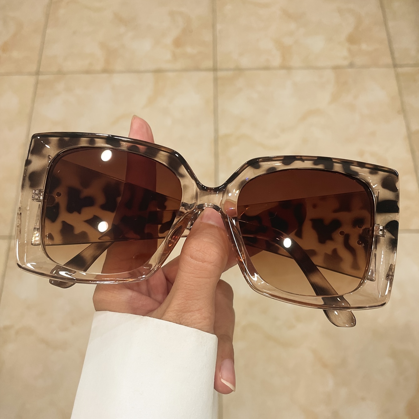 Large Square Glasses For Women Retro Leopard Fashion Gradient Lens Sun Shades For Vacation Beach Party
Large Square Glasses For Women Retro Leopard Fashion Gradient Lens Sun Shades For Vacation Beach Party