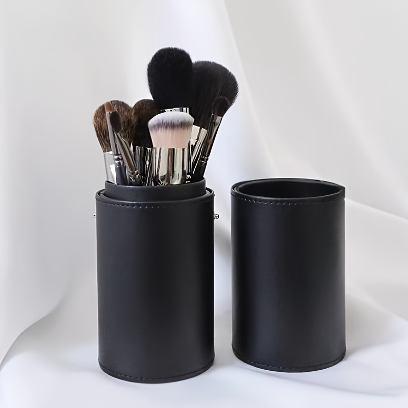 Porte-Pinceaux de Maquillage Chic en PVC Noir - Anti-Poussière, Organisateur Portable pour Outils et Accessoires Cosmétiques Féminins
Porte-Pinceaux de Maquillage Chic en PVC Noir - Anti-Poussière, Organisateur Portable pour Outils et Accessoires Cosmétiques Féminins