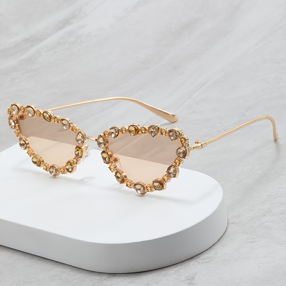 Rhinestone Cat Eye Women's Luxurious Decorative Light-blocking Props Suitable For Dance Party Costumes. A Trendy Party Glasses .
Rhinestone Cat Eye Women's Luxurious Decorative Light-blocking Props Suitable For Dance Party Costumes. A Trendy Party Glasses .