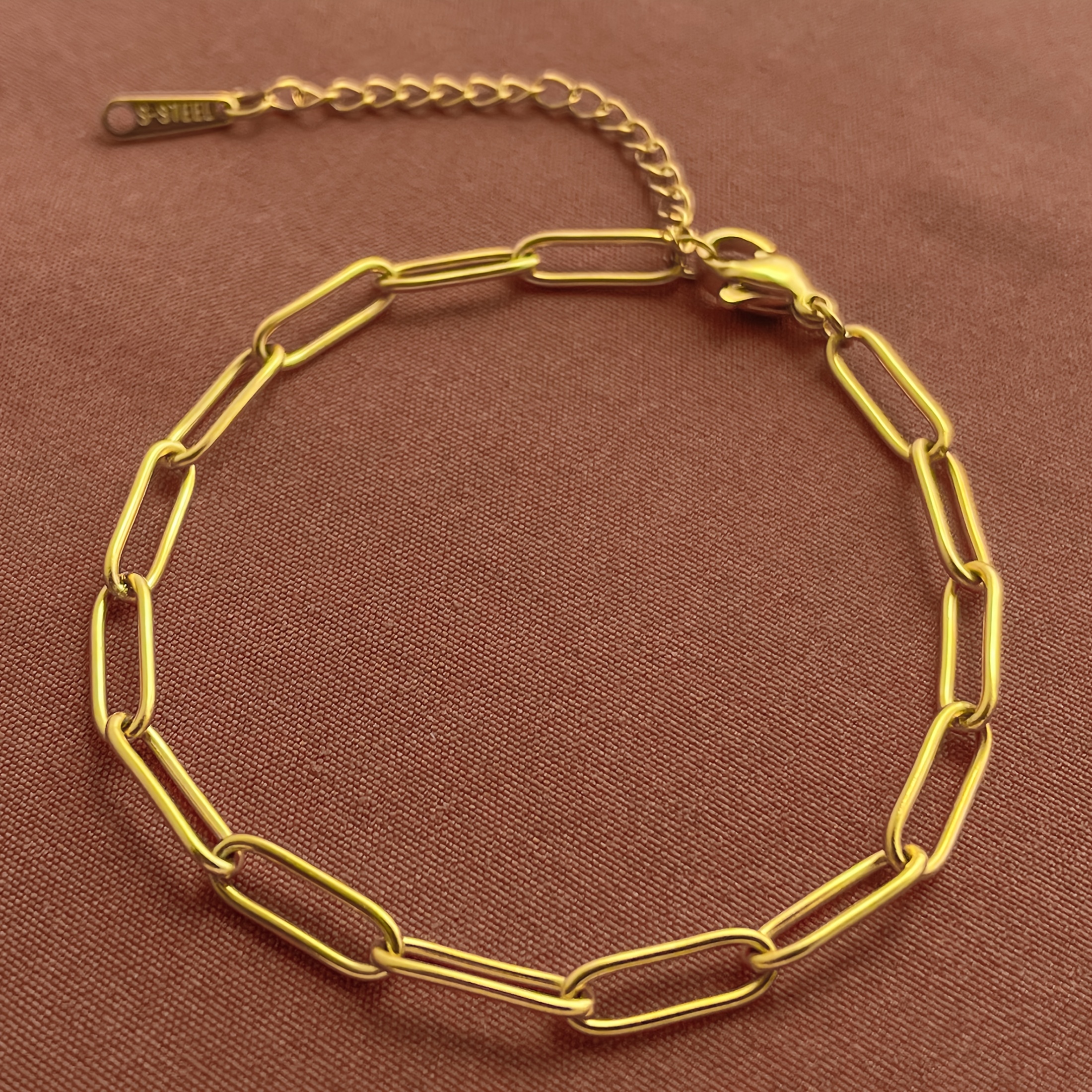 Bracelet Chaîne Chic en Acier Inoxydable pour Femmes - Accessoire Simple et Décontracté pour Tenue et Soirée
Bracelet Chaîne Chic en Acier Inoxydable pour Femmes - Accessoire Simple et Décontracté pour Tenue et Soirée