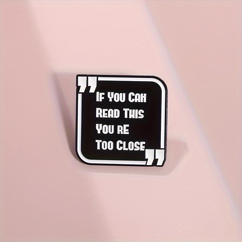 1pc "SI VOUS POUVEZ LIRE , VOUS ÊTES TROP PRÈS" Broche en émail, Épingle en de style tribal, Accessoire de port pour les vêtements et le sac à dos, Badge en métal polyvalent mosaïque, Placage toutes
1pc "SI VOUS POUVEZ LIRE , VOUS ÊTES TROP PRÈS" Broche en émail, Épingle en de style tribal, Accessoire de port pour les vêtements et le sac à dos, Badge en métal polyvalent mosaïque, Placage toutes