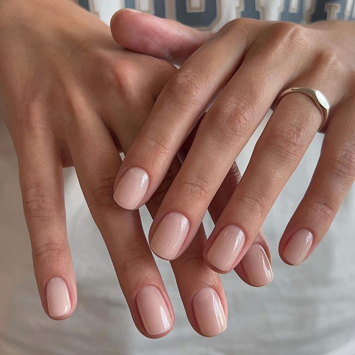 24-piece Nude Oval Short Press-on Nail Set - Pure Color Glossy Finish Fake Nails Kit
24-piece Nude Oval Short Press-on Nail Set - Pure Color Glossy Finish Fake Nails Kit