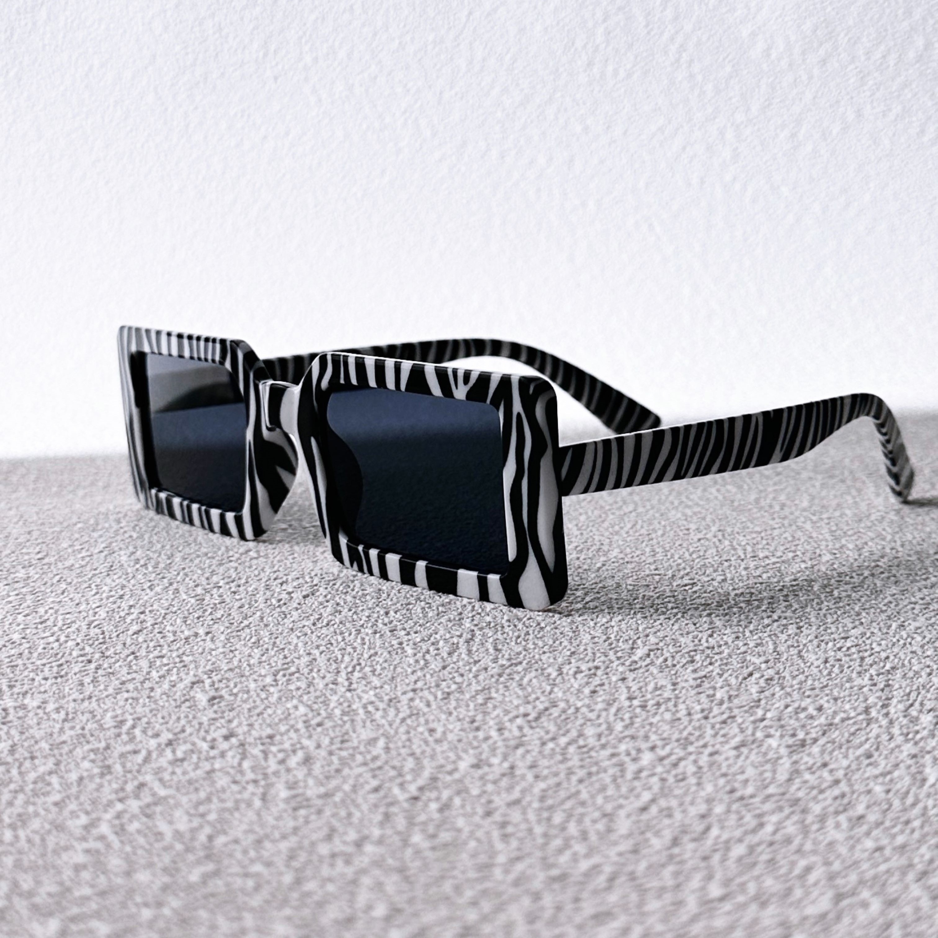 1pc Unisex Zebra Stripe Square Fashion Glasses, Fashion Accessory, Casual Daily Wear, Perfect For Travel, Vacation, Party, Street Style & Photography
1pc Unisex Zebra Stripe Square Fashion Glasses, Fashion Accessory, Casual Daily Wear, Perfect For Travel, Vacation, Party, Street Style & Photography