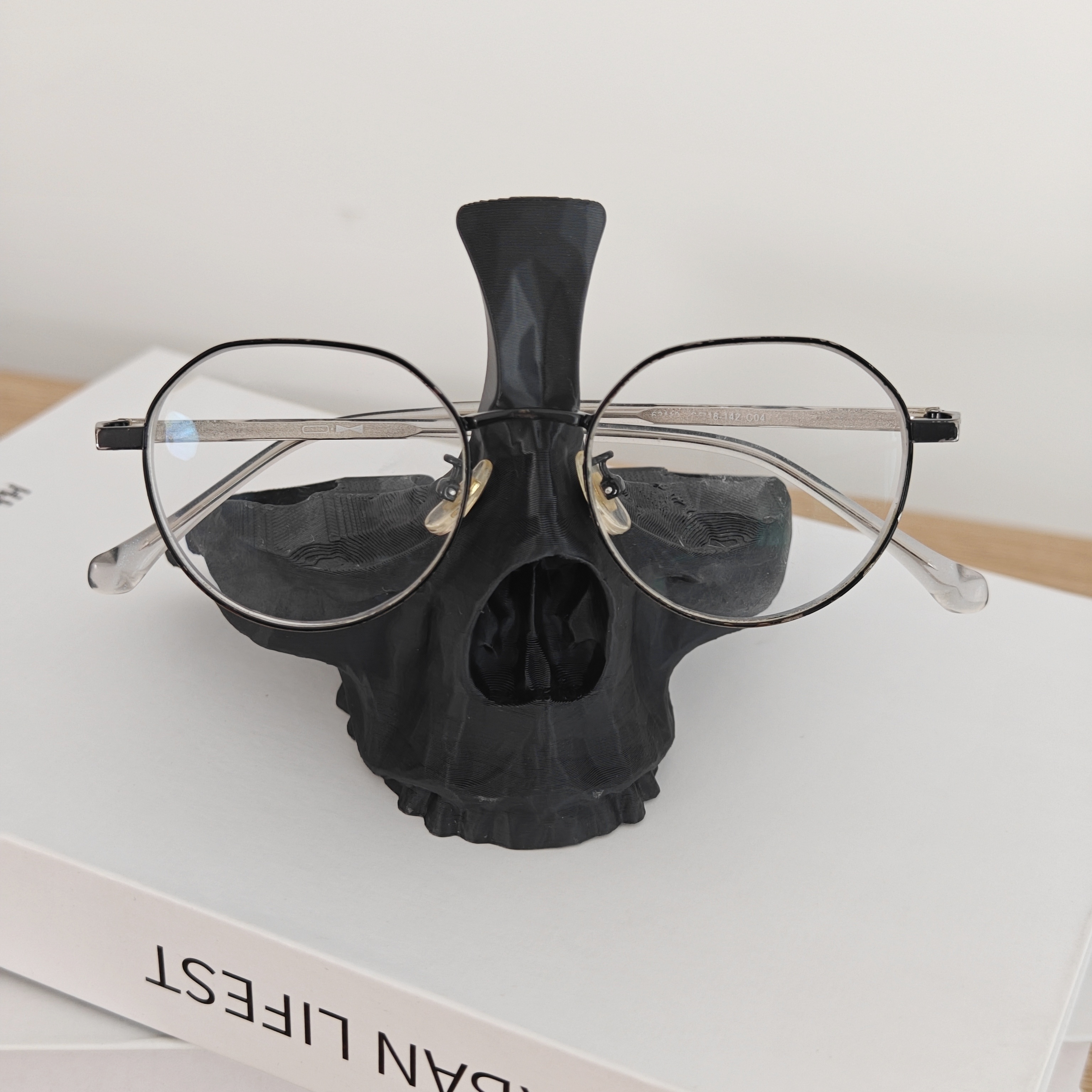 Black Skull Head Glasses Stand: Minimalist Design, Plastic Material, Suitable For Home Decoration, Office, Or As A Gift
Black Skull Head Glasses Stand: Minimalist Design, Plastic Material, Suitable For Home Decoration, Office, Or As A Gift
