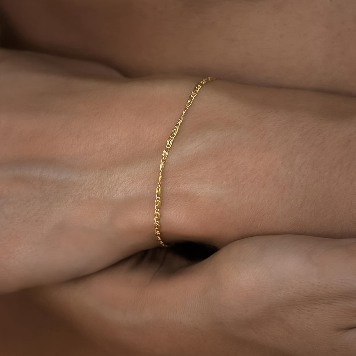 Bracelet élégant en acier inoxydable avec un design rétro - Parfait pour un usage quotidien et comme cadeau
Bracelet élégant en acier inoxydable avec un design rétro - Parfait pour un usage quotidien et comme cadeau
