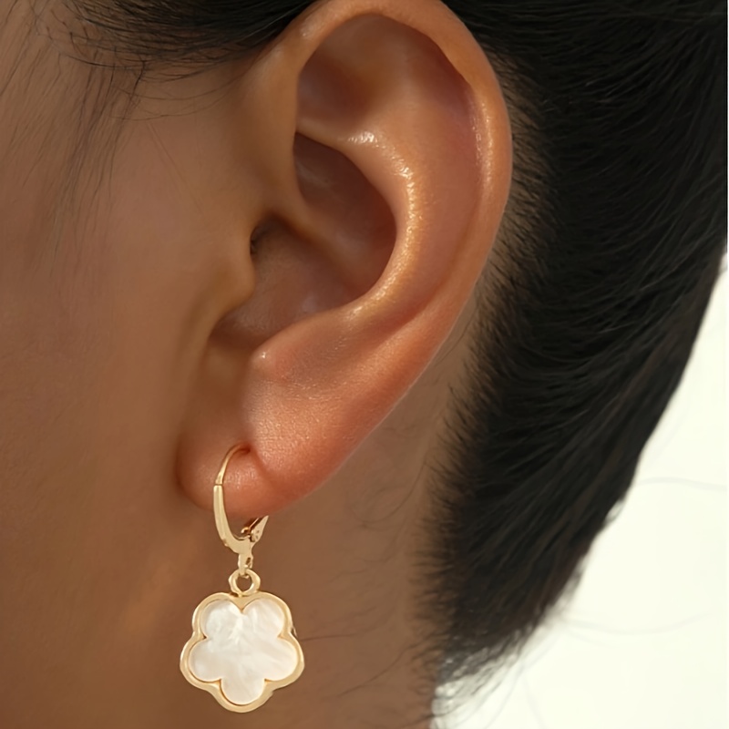 Delicate Lucky Flower Pendant Hoop Earrings Zinc Alloy Jewelry Vintage Elegant Style For Women Dating Earrings
Delicate Lucky Flower Pendant Hoop Earrings Zinc Alloy Jewelry Vintage Elegant Style For Women Dating Earrings