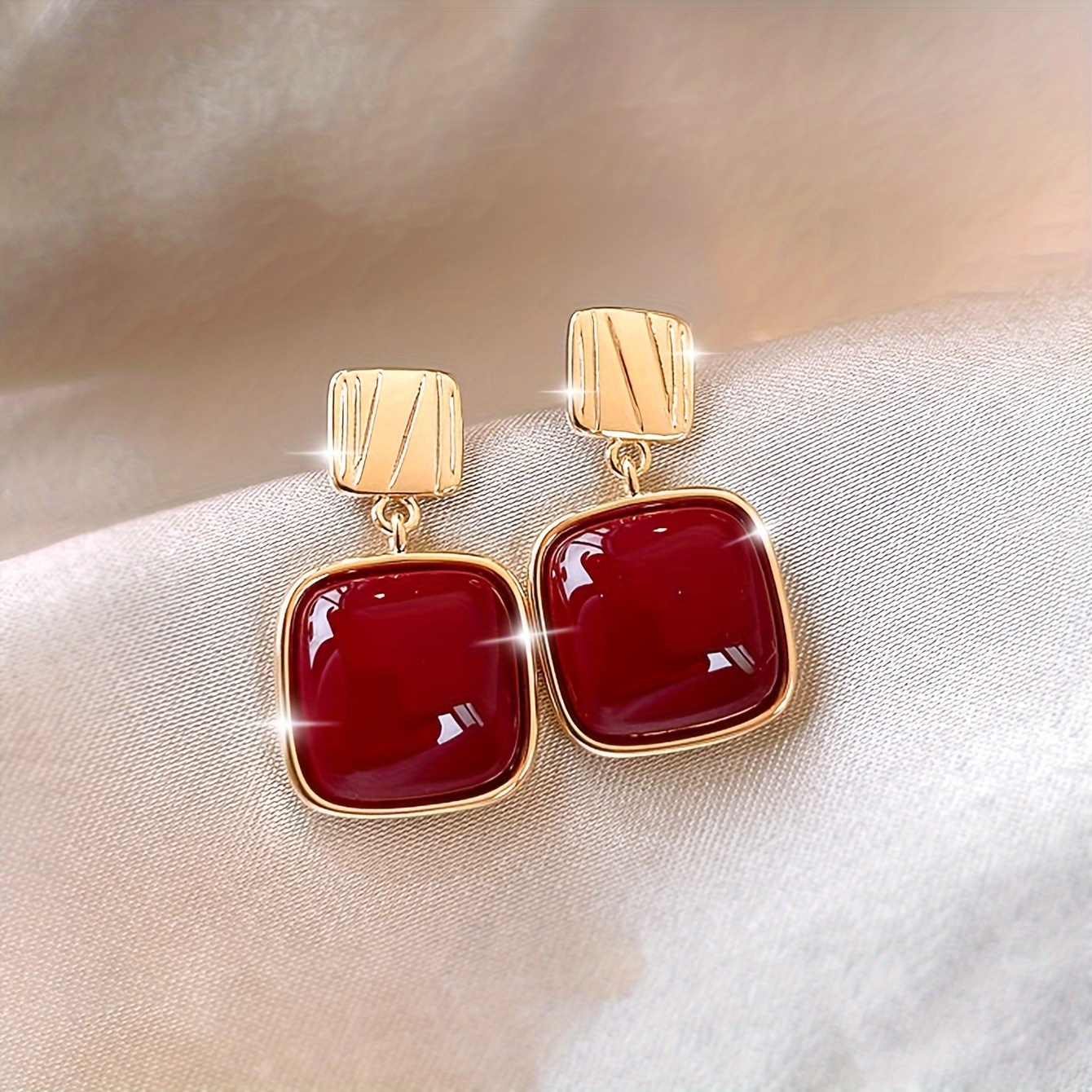 Boucles d'oreille carrées géométriques rouges de style vintage, plaqué or avec aiguille d'oreille en cuivre, élégantes pour femmes - Convient pour le port et les (1 paire)
Boucles d'oreille carrées géométriques rouges de style vintage, plaqué or avec aiguille d'oreille en cuivre, élégantes pour femmes - Convient pour le port et les (1 paire)