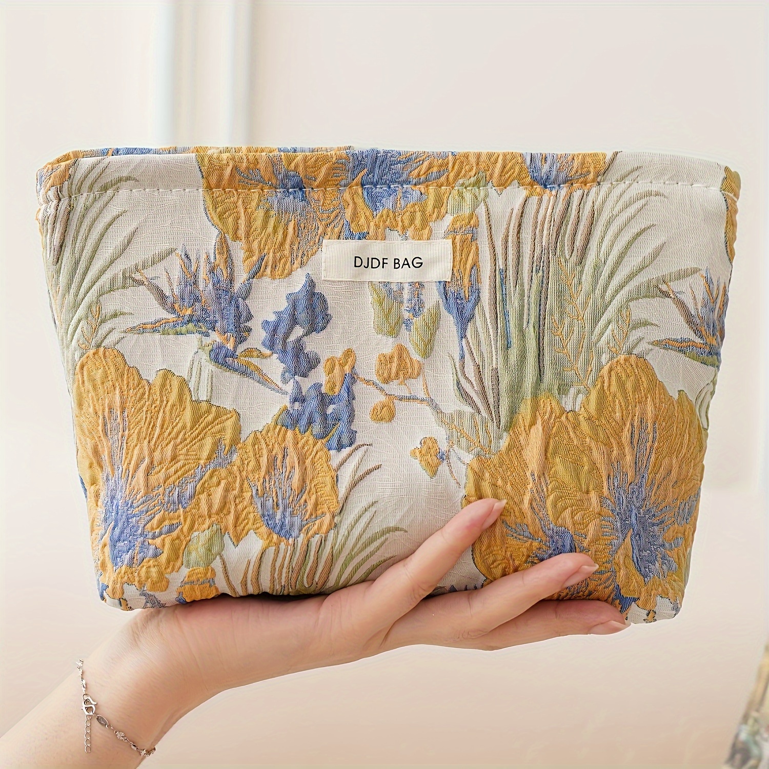 Vintage Embossed Floral Large Capacity Toiletry Bag, Casual Polyester Makeup Pouch With Smooth Zipper, Lightweight Travel Organizer, Hand Washable
Vintage Embossed Floral Large Capacity Toiletry Bag, Casual Polyester Makeup Pouch With Smooth Zipper, Lightweight Travel Organizer, Hand Washable