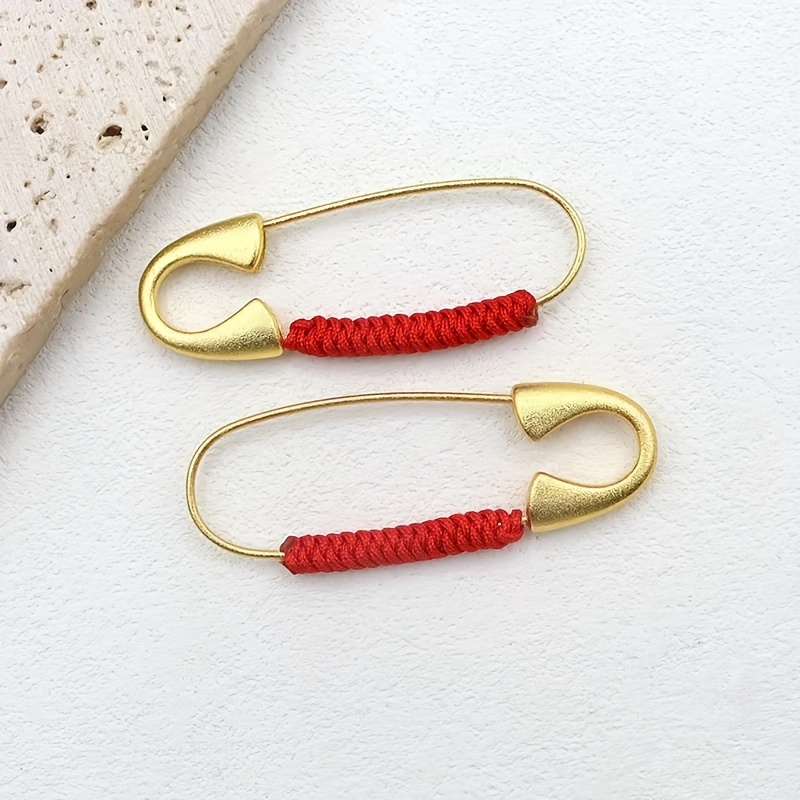 Épingles de sûreté dorées faites à la main avec des cordons tressés rouges - Parfaites pour les nouveau-nés et les tout-petits
Épingles de sûreté dorées faites à la main avec des cordons tressés rouges - Parfaites pour les nouveau-nés et les tout-petits