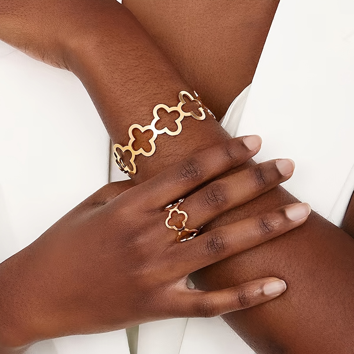 Elegant Geometric Hollow Floral Bracelet And Ring Set For Women, Fashionable Irregular Cut-out Design, Sexy Street Style Jewelry Accessory
Elegant Geometric Hollow Floral Bracelet And Ring Set For Women, Fashionable Irregular Cut-out Design, Sexy Street Style Jewelry Accessory