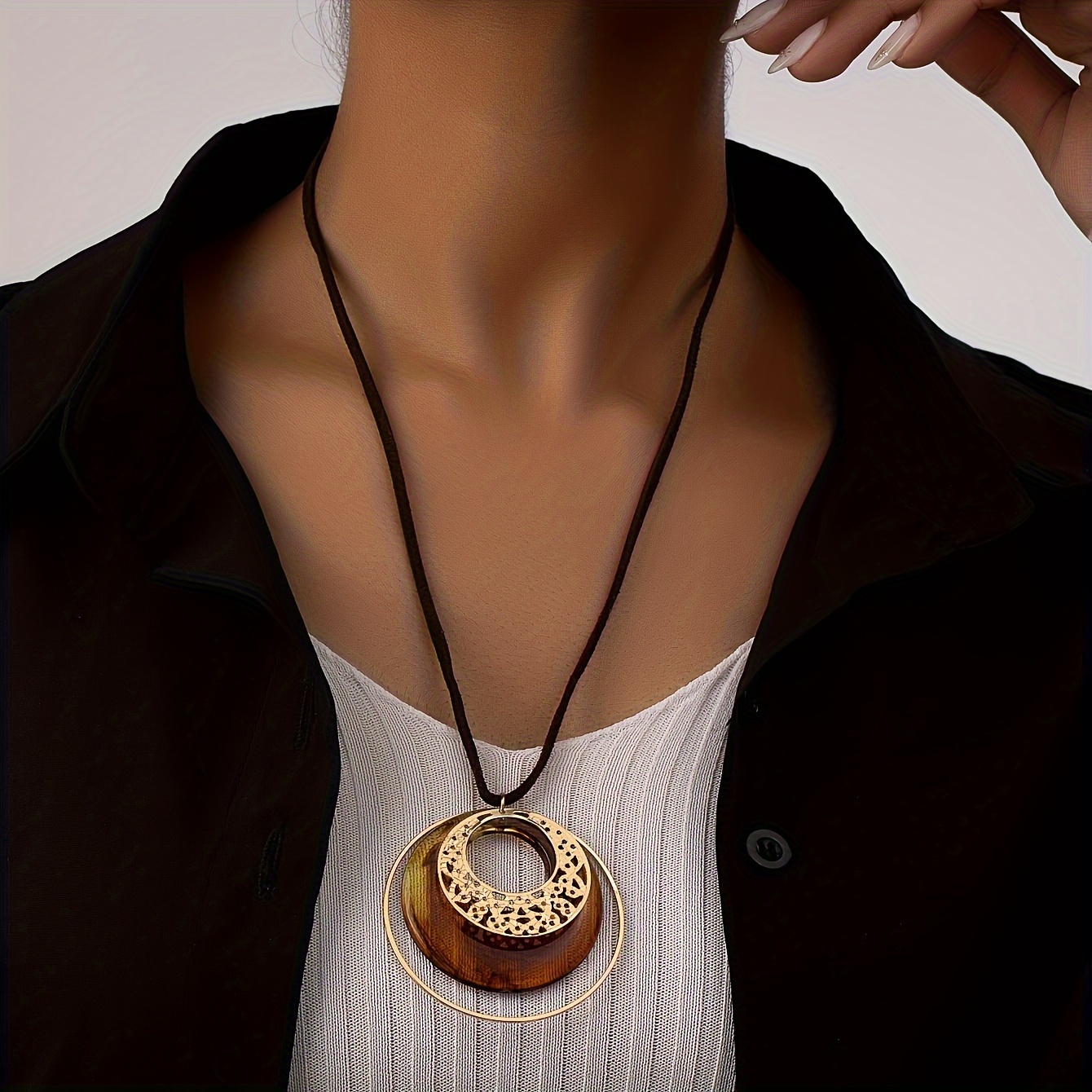 -chic Vintage Round Pendant Necklace With Adjustable Length - Acrylic, Everyday & Vacation Wear
-chic Vintage Round Pendant Necklace With Adjustable Length - Acrylic, Everyday & Vacation Wear