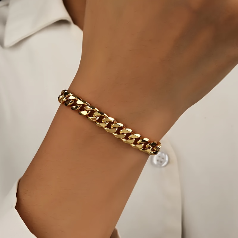 Un bracelet doré élégant et polyvalent pour hommes, pour les tenues décontractées professionnelles, avec un design simple et adapté aux hommes du Moyen-.
Un bracelet doré élégant et polyvalent pour hommes, pour les tenues décontractées professionnelles, avec un design simple et adapté aux hommes du Moyen-.